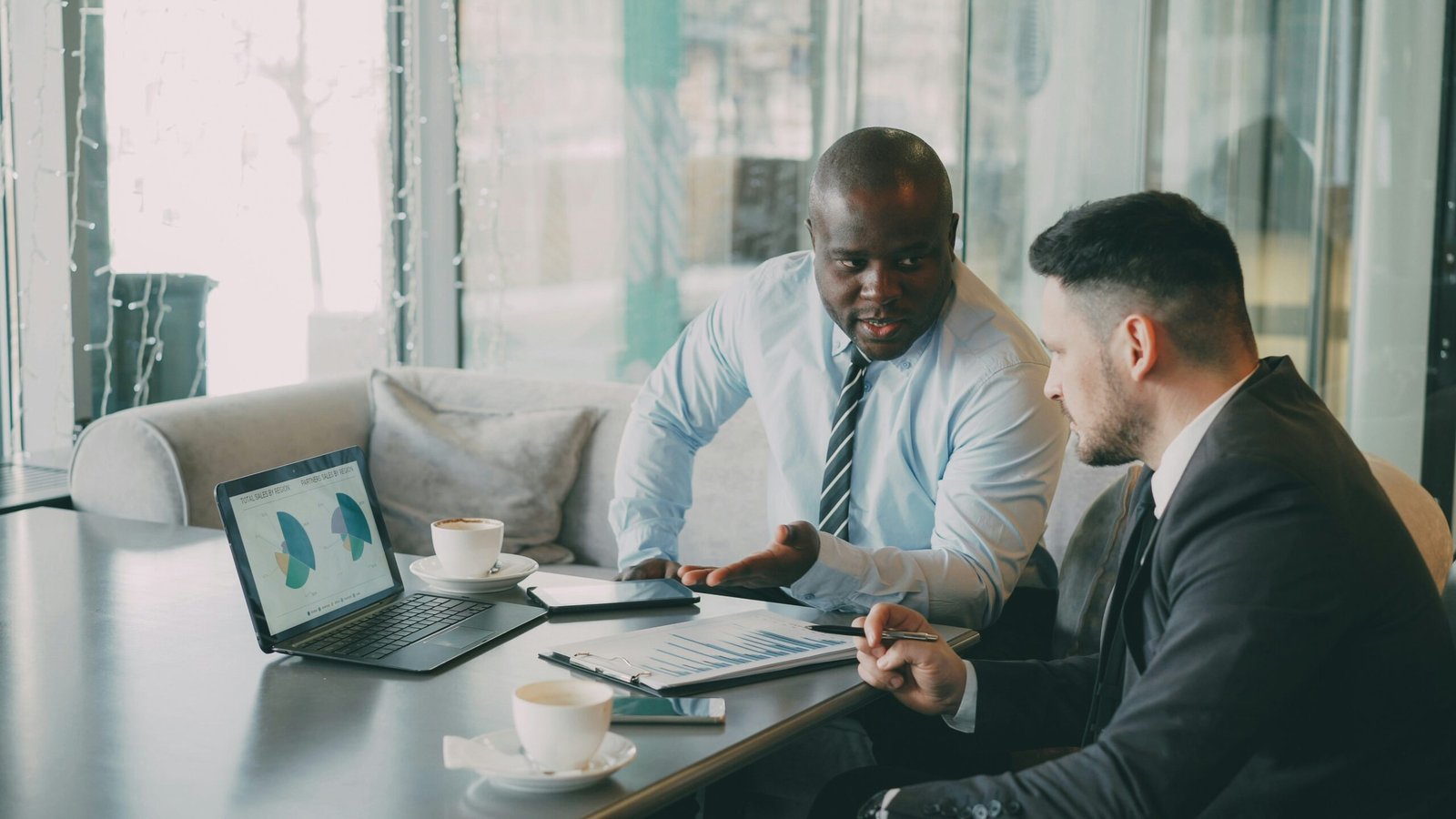 Equipe executiva usando indicadores para decisões estratégicas.